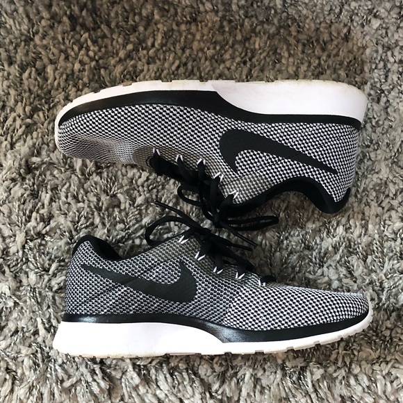 ❌SOLD❌ Women’s Nike Sneakers 👟 - Picture 3 of 5